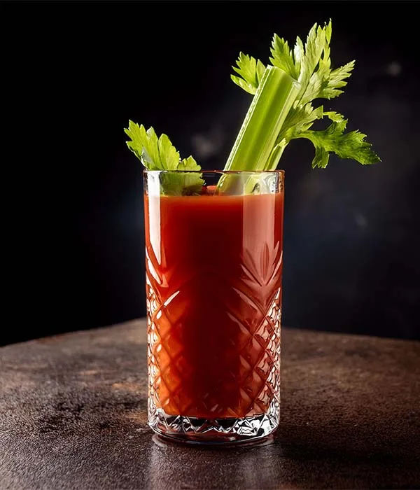 Cocktail – Bloody Mary med bladselleri Opskrift på cocktailen Bloode Mary med bladselleri