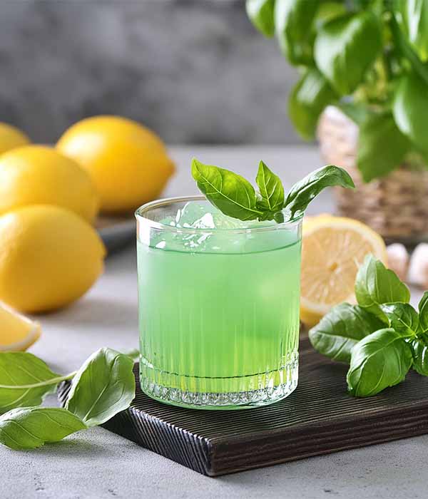 Opskrift på Gin Basil Smash cocktailen